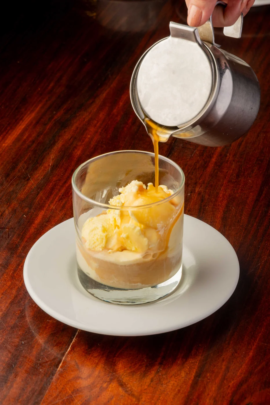 Café servido sobre helado, fotografía gastronómica de KRUDO STUDIO