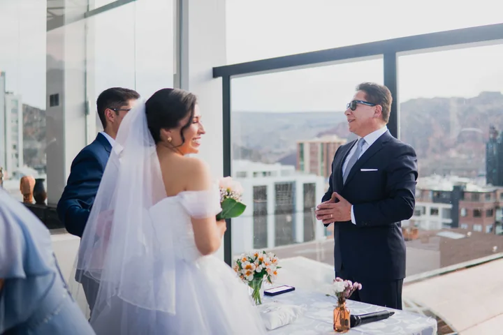 Pareja durante una ceremonia de boda