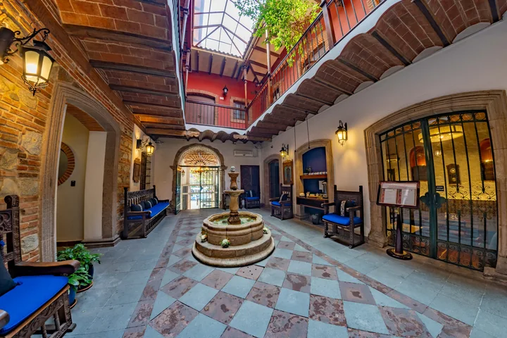 Arquitectura colonial e interior de hotel