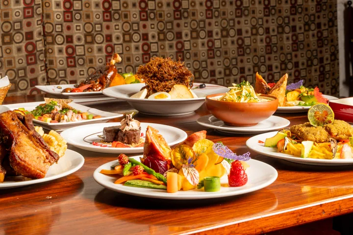 Mesa con selección de platos